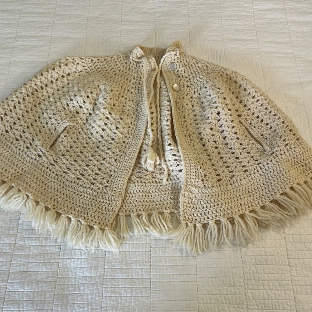 Vintage 70s Crochet Cape Poncho Cream Fringe Boho Cottagecore Festival